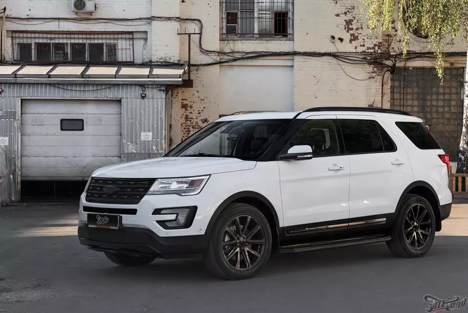 Ford Explorer. Удаление хрома и окрас в черный глянец.